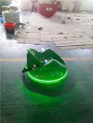 廣場(chǎng)漂移電瓶碰碰車與閃光彩燈飛碟碰碰車 中國(guó)制造的娛樂新寵